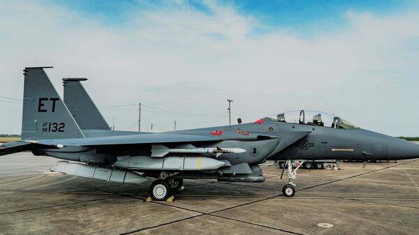 Caça F-15E da Força Aérea dos EUA, armado pela primeira vez com cinco mísseis de cruzeiro ar-terra AGM-158 JASSM, na base aérea de Eglin - Sputnik Brasil