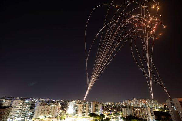 Sistema de defesa aérea israelense Cúpula de Ferro intercepta foguetes lançados da Faixa de Gaza em direção a Israel
 - Sputnik Brasil