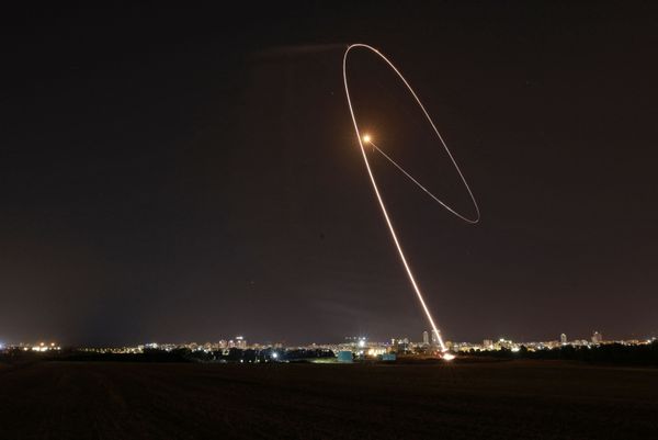 Sistema de defesa aérea israelense Cúpula de Ferro intercepta foguetes lançados da Faixa de Gaza em direção a Israel
 - Sputnik Brasil