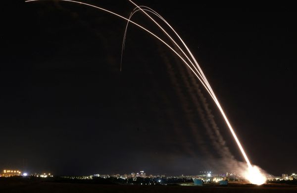 Sistema de defesa aérea israelense Cúpula de Ferro intercepta foguetes lançados da Faixa de Gaza em direção a Israel
 - Sputnik Brasil