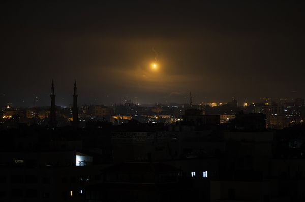 Uma explosão no céu da Faixa de Gaza
 - Sputnik Brasil