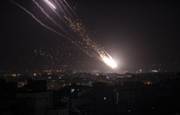 Lançamento de foguetes contra Israel a partir da Faixa de Gaza - Sputnik Brasil