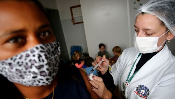 Professora brasileira recebe dose da vacina Oxford/AstraZeneca em jardim de infância no Rio Grande do Sul, 12 de maio de 2021. - Sputnik Brasil