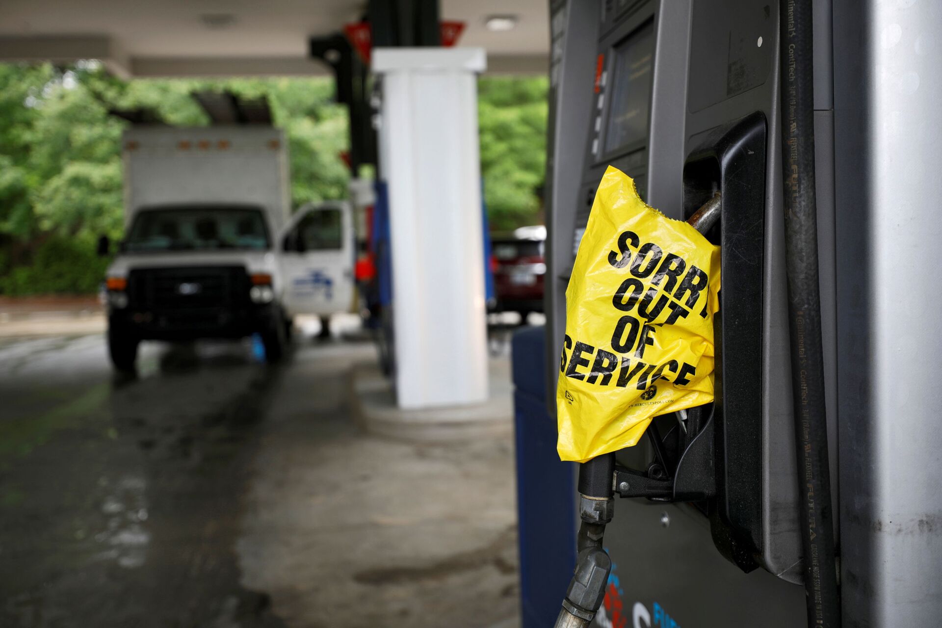  Posto de gasolina notifica motoristas que não há combustível, após o ciberataque ter parado a maior rede de oleodutos nos Estados Unidos, Colonial Pipeline, 12 de maio de 2021  - Sputnik Brasil, 1920, 09.11.2021