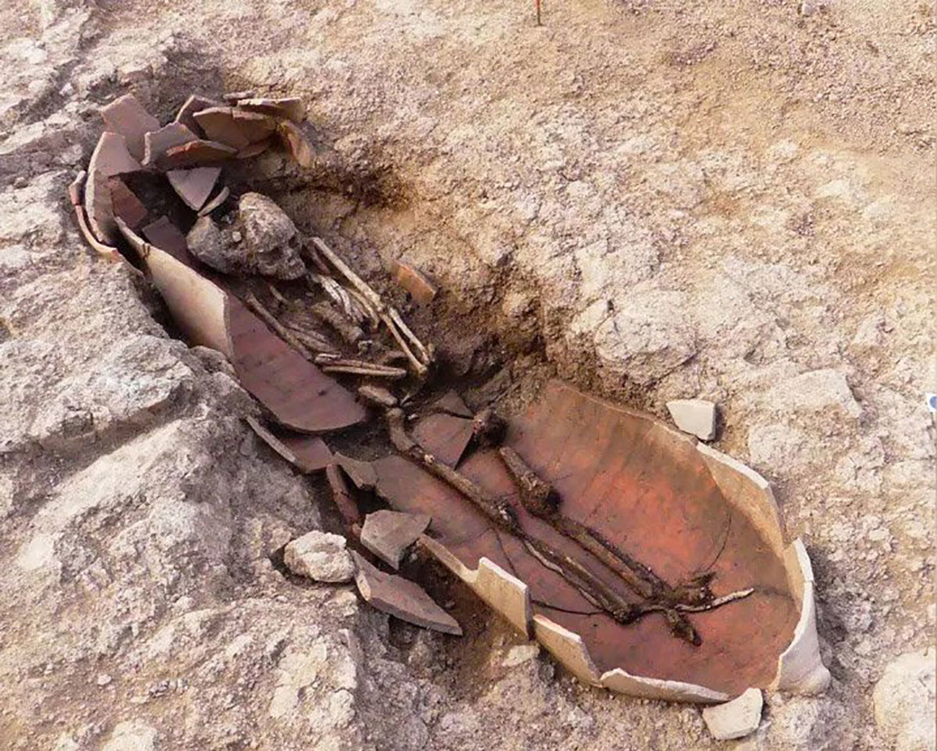 Descoberta antiga necrópole com humanos enterrados dentro de jarros africanos em Córsega (FOTOS) - Sputnik Brasil, 1920, 14.05.2021