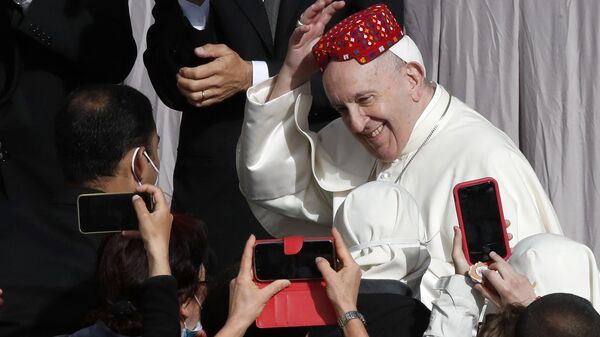 Papa Francisco sorrindo após uma das pessoas ter lhe colocado um chapéu durante a audiência  semanal do Papa no Vaticano, 12 de maio de 2021 - Sputnik Brasil
