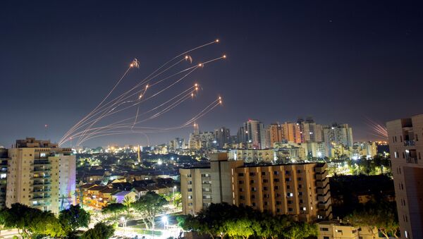 Sistema antiaéreo Cúpula de Ferro israelense interceptando foguetes lançados da Faixa de Gaza em direção a Israel, 15 de maio de 2021 - Sputnik Brasil