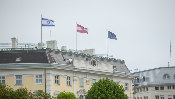 Bandeira israelense hasteada ao lado das bandeiras da Áustria e da União Europeia no topo da Chancelaria Federal austríaca, 14 de maio de 2021 - Sputnik Brasil