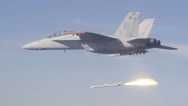Caça F/A-18F Super Hornet da Marinha dos EUA lança nova versão do míssil AIM-120D-3 - Sputnik Brasil