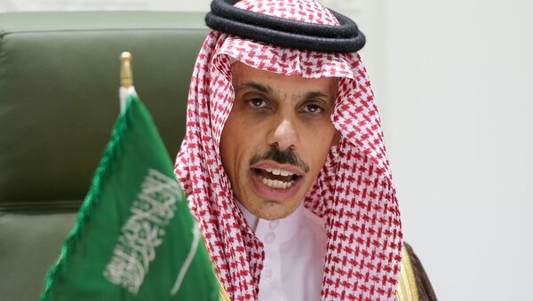 Príncipe Faisal bin Farhan al-Saud, ministro das Relações Exteriores da Arábia Saudita, fala durante coletiva de imprensa em Riad, Arábia Saudita, 22 de março de 2021 - Sputnik Brasil