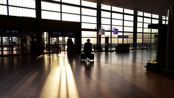 Passageiro chega a terminal no Aeroporto Ben Gurion antes de Israel proibir os voos internacionais devido à pandemia da doença do novo coronavírus (COVID-19), em Lod, perto de Tel Aviv, Israel, 25 de janeiro de 2021 - Sputnik Brasil