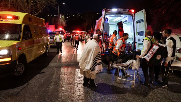 Em Giv'at Ze'ev, na Cisjordânia ocupada, profissionais de saúde resgatam feridos após um desabamento em uma sinagoga durante um festival religioso, em 16 de maio de 2021 - Sputnik Brasil