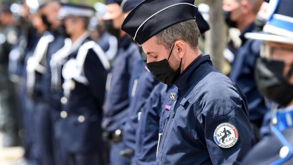 Policiais franceses em uma cerimônia para homenagear o policial Eric Masson, que foi morto em 5 de maio durante uma operação antidrogas, em Avignon, França, em 11 de maio de 2021 - Sputnik Brasil