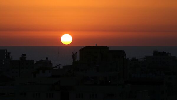 The sun sets over the Mediterranean Sea off the coast of Gaza City as cross-border violence between the Israeli military and Palestinian militants continues, May 14, 2021. - Sputnik Brasil