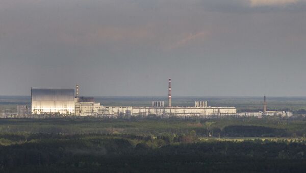 Vista aérea da usina nuclear de Chernobyl e uma nova cúpula protetora, à esquerda, instalada sobre o reator explodido - Sputnik Brasil