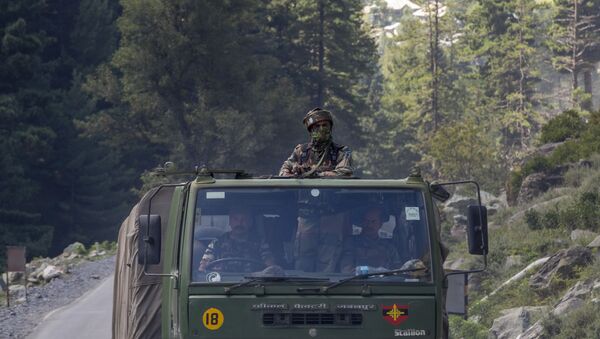 Um soldado do exército indiano mantém guarda em cima de seu veículo enquanto seu comboio se move na rodovia Srinagar-Ladakh em 9 de setembro de 2020 - Sputnik Brasil