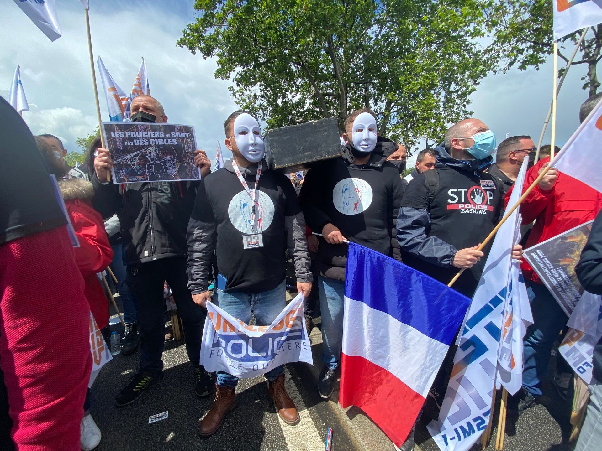 Policiais franceses saem em protesto exigindo lei que garanta prisão de quem os ouse agredir (FOTOS) - Sputnik Brasil, 1920, 19.05.2021