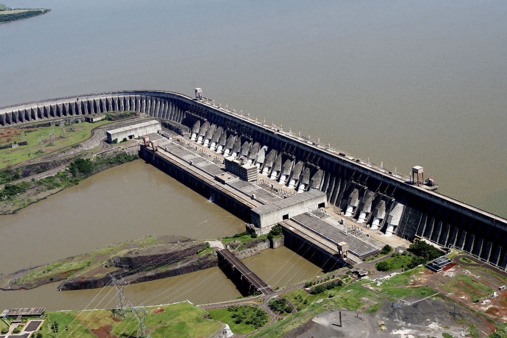 Barragem de Itaipu, no rio Paraná, entre o Brasil e o Paraguai - Sputnik Brasil, 1920, 10.10.2022