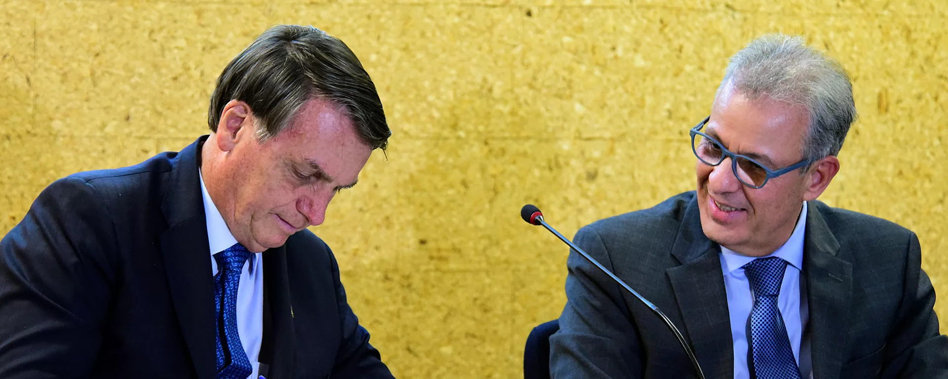 Em Brasília, o presidente brasileiro, Jair Bolsonaro, participa de evento ao lado do ministro de Minas e Energia, Bento Albuquerque, em 28 de setembro de 2020 - Sputnik Brasil, 1920, 20.04.2022