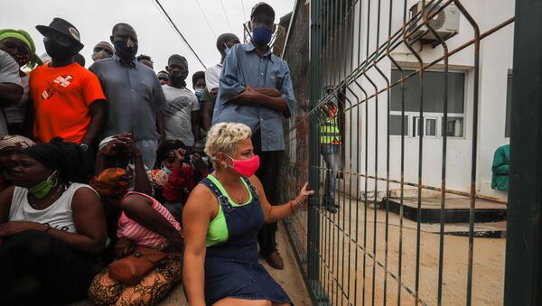 Mulher espera chegada de seu filho a Pemba em barco de evacuados da costa de Palma, Moçambique, 1 de abril de 2021 - Sputnik Brasil