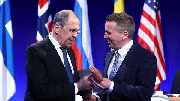 O ministro das Relações Exteriores da Rússia, Sergei Lavrov (à esquerda), e o chanceler islandês, Gudlaugur Thordarson (à direita), durante o Conselho do Ártico - Sputnik Brasil