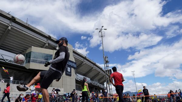 Pessoas jogam bola enquanto protestam pelo cancelamento da Copa América 2021 que a Colômbia deveria sediar com Argentina, no estádio El Campín, Bogotá, Colômbia, 19 de maio de 2021 - Sputnik Brasil
