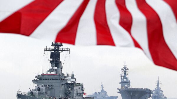 Navio de escolta da Força de Autodefesa Marítima do Japão lidera outras embarcações nas águas de Sagami, ao sul de Tóquio. Foto de arquivo - Sputnik Brasil