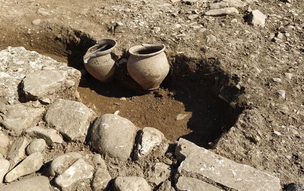 Urnas sacrificiais do período romano descobertas perto de templo desenterrado em Bâtie-Montsaléon Urnas sacrificiais do período romano descobertas perto de templo desenterrado em Bâtie-Montsaléon - Sputnik Brasil