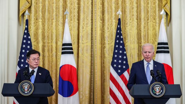 O presidente dos EUA, Joe Biden, e o presidente da Coréia do Sul, Moon Jae-in, realizam uma coletiva de imprensa conjunta após um dia de reuniões na Casa Branca, em Washington, EUA, em 21 de maio de 2021 - Sputnik Brasil