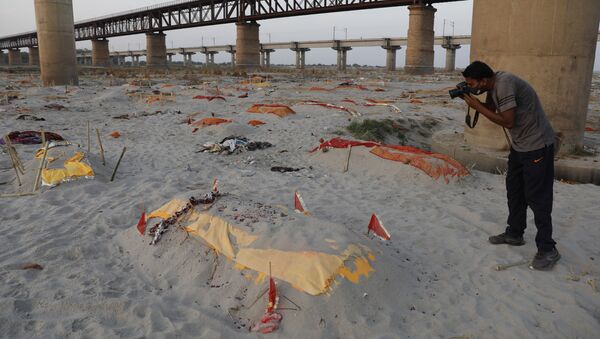 Corpos de supostas vítimas da COVID-19 enterrados na areia perto de um local de cremação nas margens do rio Ganges, em Prayagraj, Índia, em 15 de maio de 2021 - Sputnik Brasil