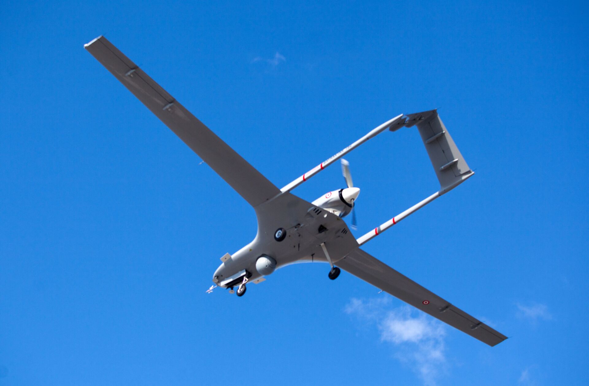 Drone Bayraktar TB2, fabricado na Turquia, voa na base aérea de Gecitkale, perto de Famagusta, na autoproclamada República Turca do Norte do Chipre, 16 de dezembro de 2019 - Sputnik Brasil, 1920, 04.02.2022