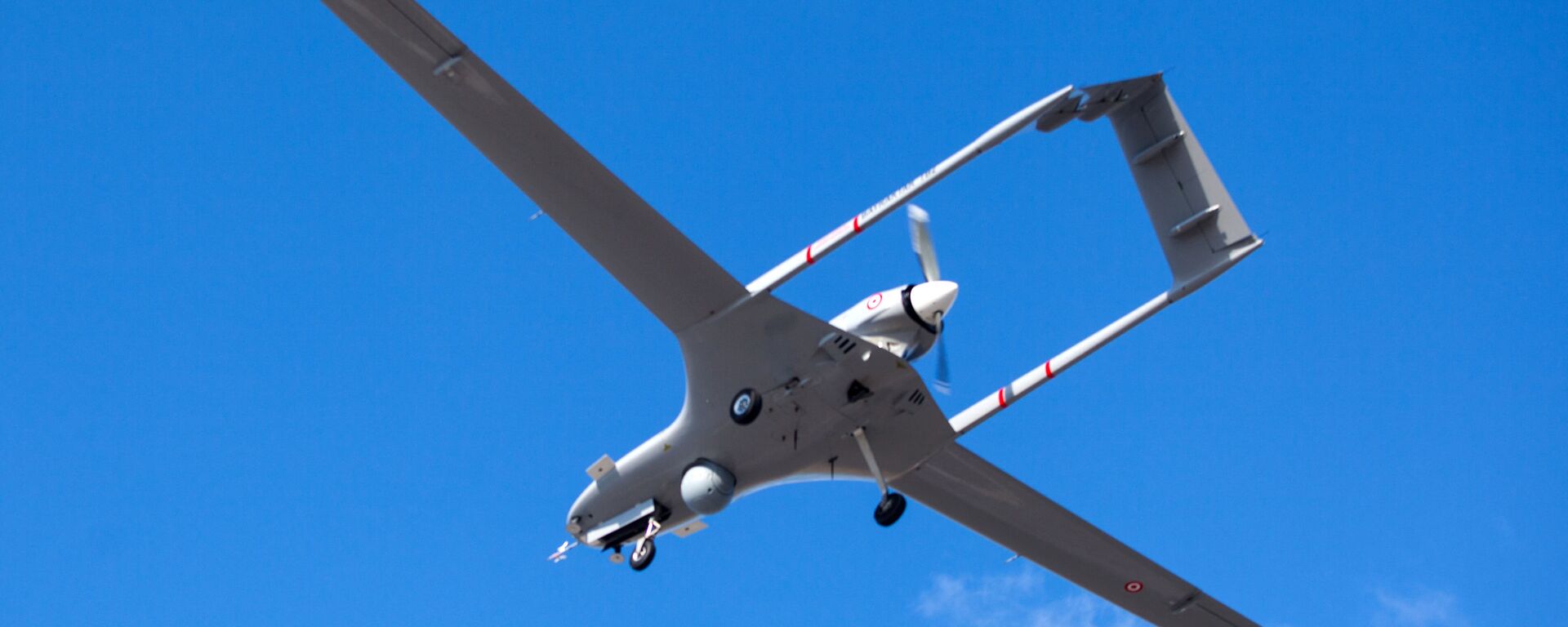 Drone Bayraktar TB2, fabricado na Turquia, voa na base aérea de Gecitkale, perto de Famagusta, na autoproclamada República Turca do Norte do Chipre, 16 de dezembro de 2019 - Sputnik Brasil, 1920, 28.06.2022