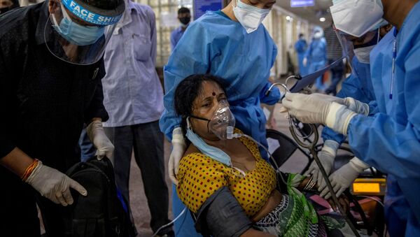 Em Nova Deli, capital da Índia, uma paciente de COVID-19 recebe atendimento em uma unidade de emergência, em 29 de abril de 2021 - Sputnik Brasil