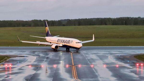 Em Vilnius, na Lituânia, uma aeronave da companhia aérea Ryanair manobra no aeroporto local após fazer um pouso de emergência em Belarus, em 23 de maio de 2021 - Sputnik Brasil