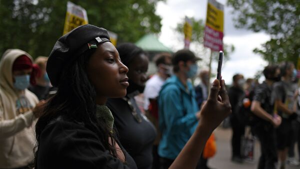 Sasha Johnson, do movimento Black Lives Matter, participa de um protesto no Hyde Park, em Londres, em 13 de junho de 2020 - Sputnik Brasil