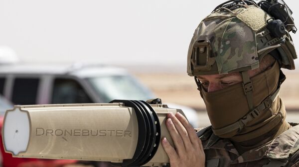 Soldado da 378ª Asa Expedicionária da Força Aérea dos EUA treina integrantes da Polícia Real da Força Aérea Saudita, no uso de equipamentos de combate a drones, em base aérea perto de Riad, na Arábia Saudita, 21 de janeiro de 2021 - Sputnik Brasil