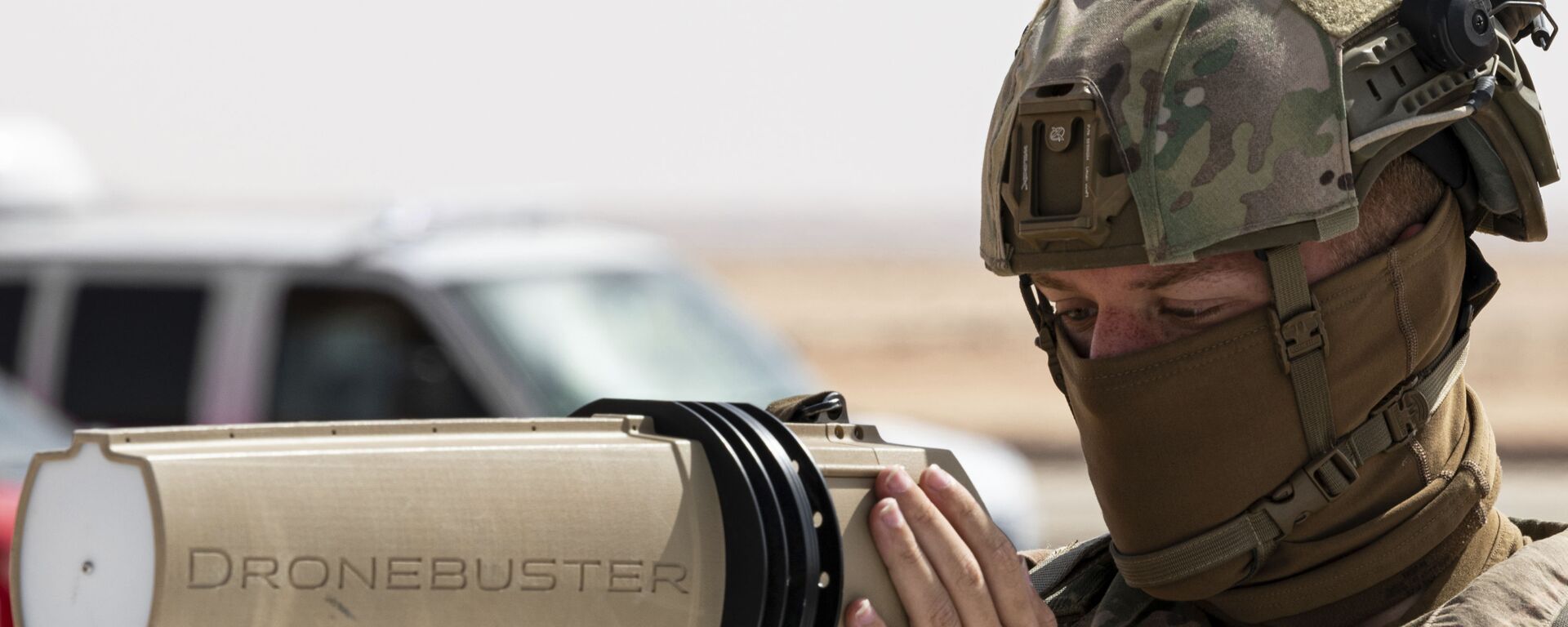 Soldado da 378ª Asa Expedicionária da Força Aérea dos EUA treina integrantes da Polícia Real da Força Aérea Saudita, no uso de equipamentos de combate a drones, em base aérea perto de Riad, na Arábia Saudita, 21 de janeiro de 2021 - Sputnik Brasil, 1920, 21.05.2026