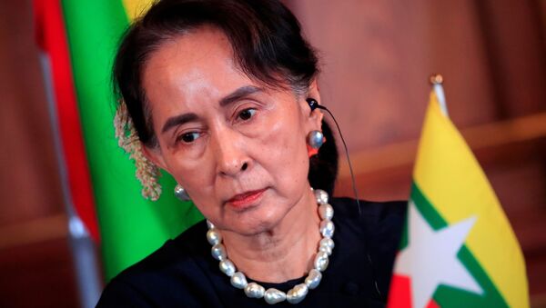 Aung San Suu Kyi, conselheira estatal de Myanmar, participa de coletiva de imprensa em Tóquio, Japão, 9 de outubro de 2018 - Sputnik Brasil