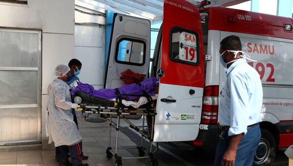 Em Duque de Caxias, na região metropolitana do Rio de Janeiro, um paciente chega a um hospital em meio à pandemia da COVID-19, em 20 de maio de 2021 - Sputnik Brasil