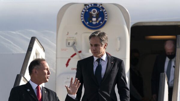 Secretário de Estado dos EUA, Antony Blinken (ao centro) é recebido pelo chefe de protocolo de Estado de Israel, Gil Haskelas, ao desembarcar em Tel Aviv, 25 de maio de 2021 - Sputnik Brasil