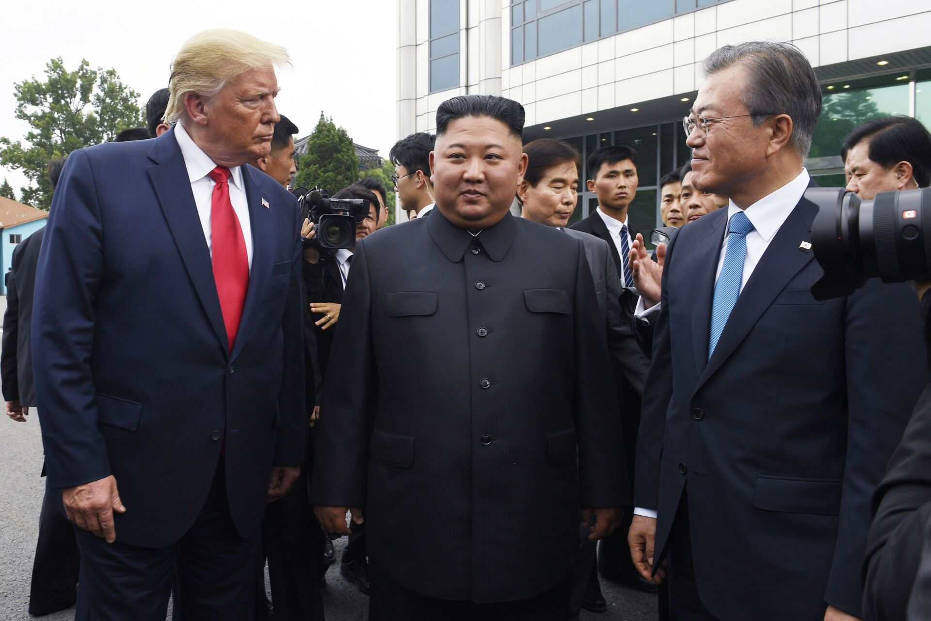 O então presidente dos EUA, Donald Trump, se encontra com o líder da Coreia do Norte, Kim Jong-Un, e com o presidente da Coreia do Sul, Moon Jae-in, Coreia do Sul, 30 de junho de 2019 - Sputnik Brasil, 1920, 22.04.2022