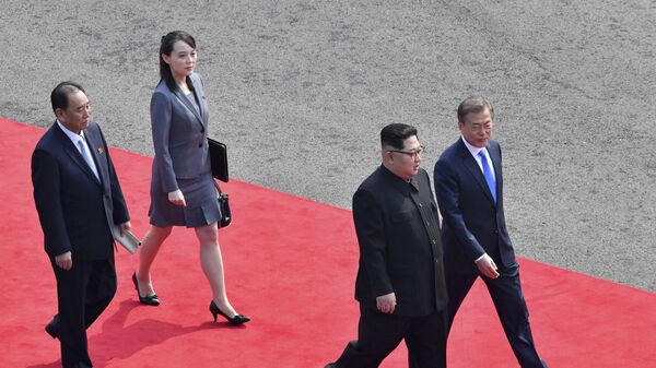 O líder norte-coreano Kim Jong-Un, segundo da direita, caminha com o presidente sul-coreano Moon Jae-in, à direita, seguido pela irmã de Kim, Kim Yo-Jong, segundo da esquerda, para realizar sua reunião em a aldeia fronteiriça de Panmunjom na Zona Desmilitarizada,  27 de abril de 2018 - Sputnik Brasil
