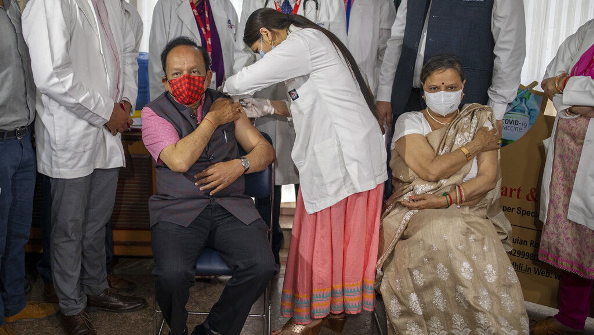 O ministro da Saúde da Índia, Harsh Vardhan, é administrado com a vacina COVAXIN, desenvolvida pela empresa indiana Bharat Biotech, com sua esposa Nutan Goel sentada ao lado dele após receber sua injeção em um hospital privado em Nova Deli, Índia. Foto de arquivo O ministro da Saúde da Índia, Harsh Vardhan, é administrado com a vacina COVAXIN, desenvolvida pela empresa indiana Bharat Biotech, com sua esposa Nutan Goel sentada ao lado dele após receber sua injeção em um hospital privado em Nova Deli, Índia. Foto de arquivo - Sputnik Brasil, 1920, 25.05.2021