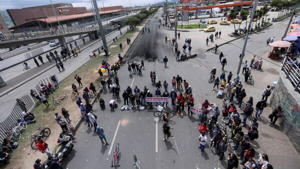 Manifestantes participam de protesto exigindo ação governamental para combater a pobreza, violência policial e desigualdades nos sistemas de saúde e educação, em Bogotá, Colômbia, 24 de maio de 2021 - Sputnik Brasil