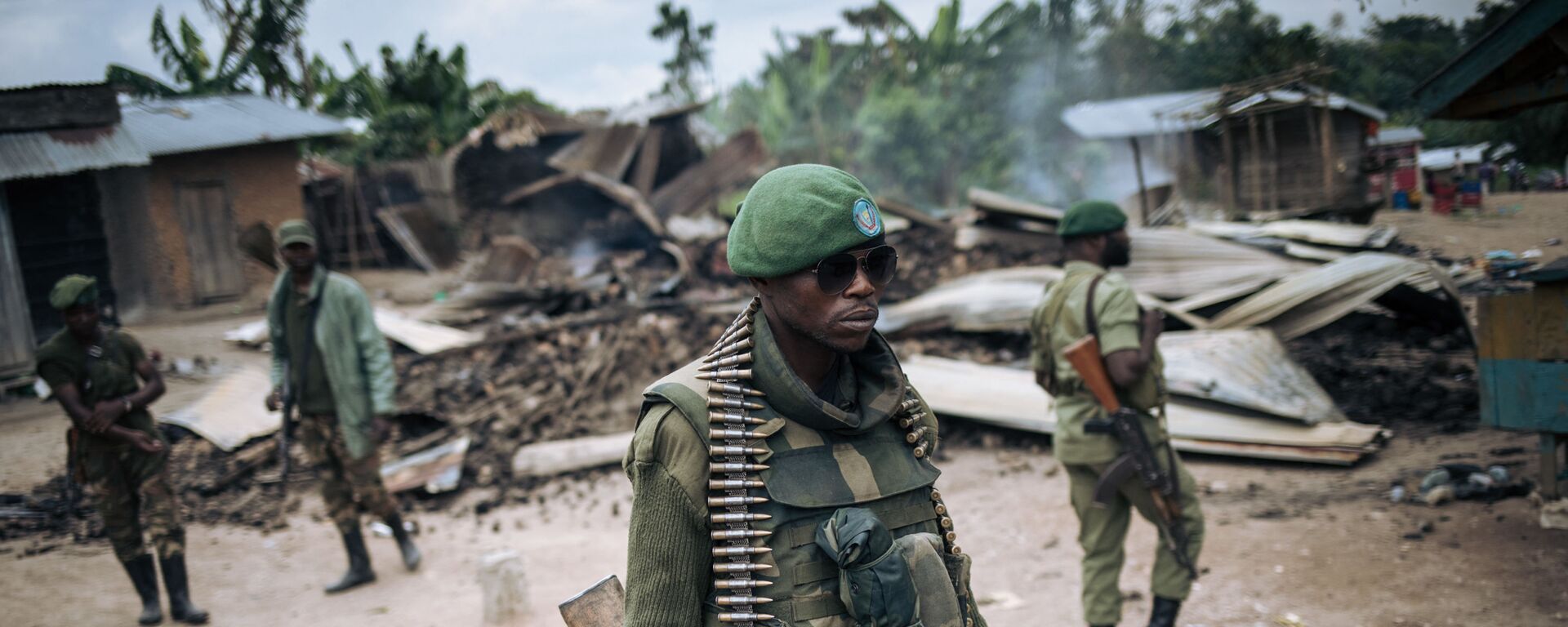 Exército da República Democrática do Congo patrulha vilarejo após ataque de rebeldes da Forças Democráticas Aliadas (ADF, na sigla em inglês) em Kivu do Norte - Sputnik Brasil, 1920, 25.04.2024