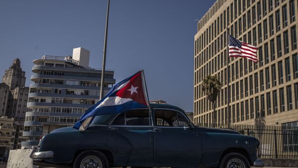 Motorista exibe a bandeira cubana em frente à embaixada norte-americana em Havana - Sputnik Brasil