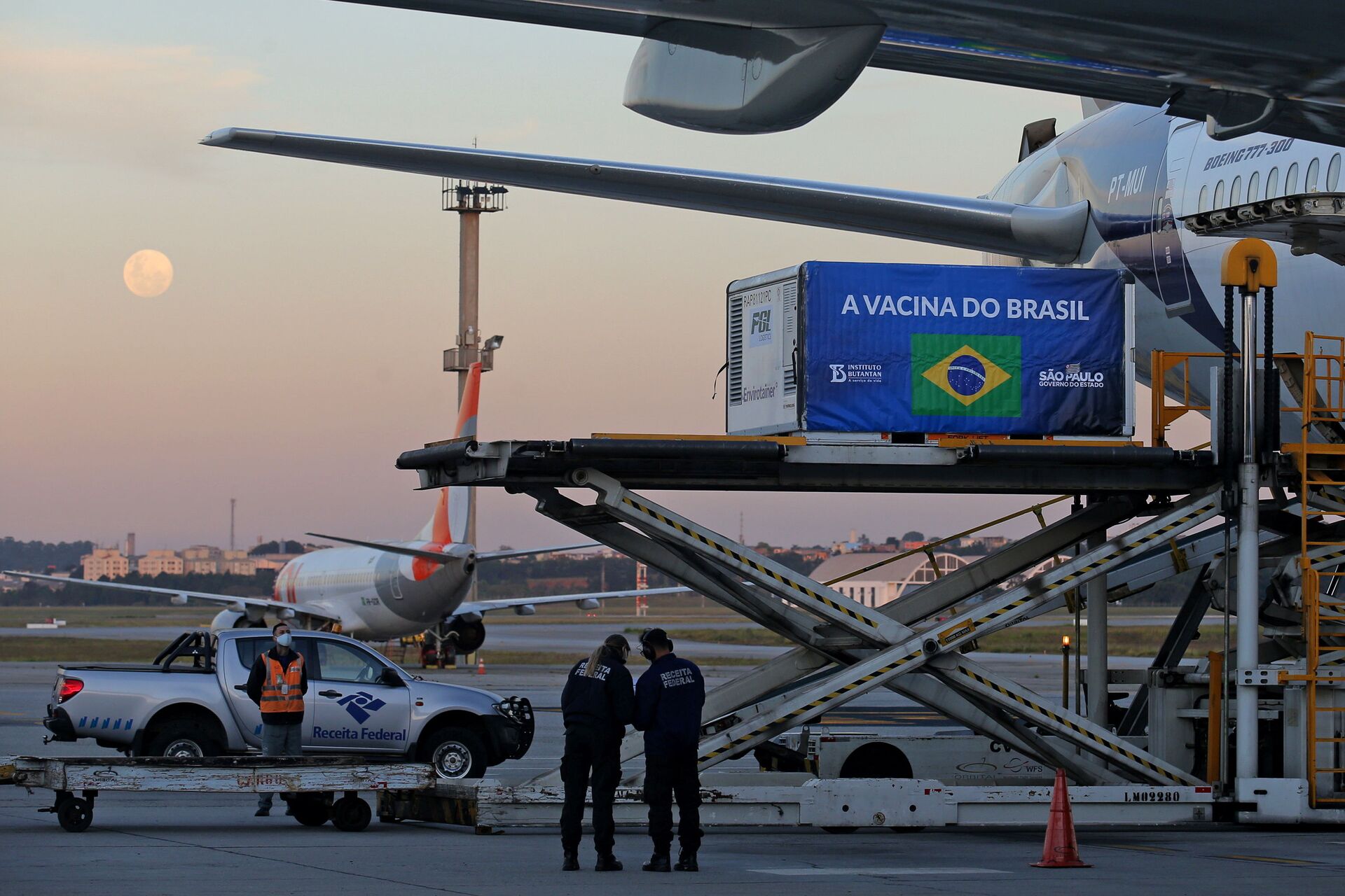 Contêiner com insumos para produzir vacinas Sinovac da China chega ao Aeroporto Internacional de Guarulhos, São Paulo, Brasil, 25 de maio de 2021 - Sputnik Brasil, 1920, 09.11.2021