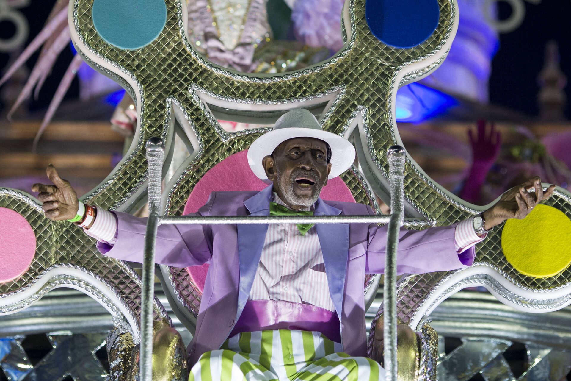 Nesta foto de arquivo tirada em 12 de fevereiro de 2018, Nelson Sargento é visto desfilando com sua escola de coração, a Estação Primeira de Mangueira, durante o Carnaval do Rio de Janeiro, no Sambódromo da Marquês de Sapucaí - Sputnik Brasil, 1920, 28.02.2022