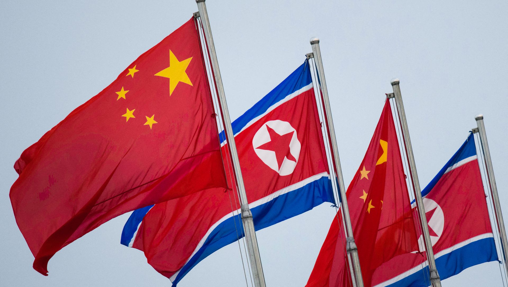Bandeiras norte-coreanas e chinesas tremulam em Pyongyang em 19 de junho de 2019 Bandeiras norte-coreanas e chinesas tremulam em Pyongyang em 19 de junho de 2019 - Sputnik Brasil, 1920, 28.05.2021