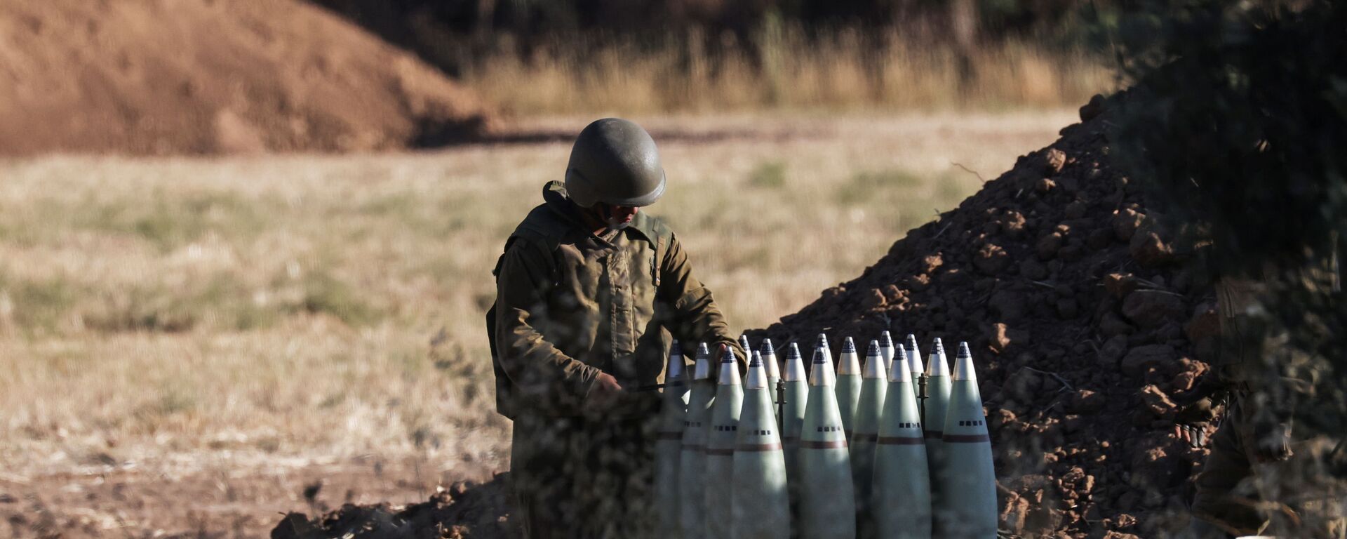 Soldado israelense trabalha em uma unidade de artilharia perto da fronteira entre Israel e a faixa de Gaza, do lado israelense em 18 de maio de 2021 - Sputnik Brasil, 1920, 19.11.2021